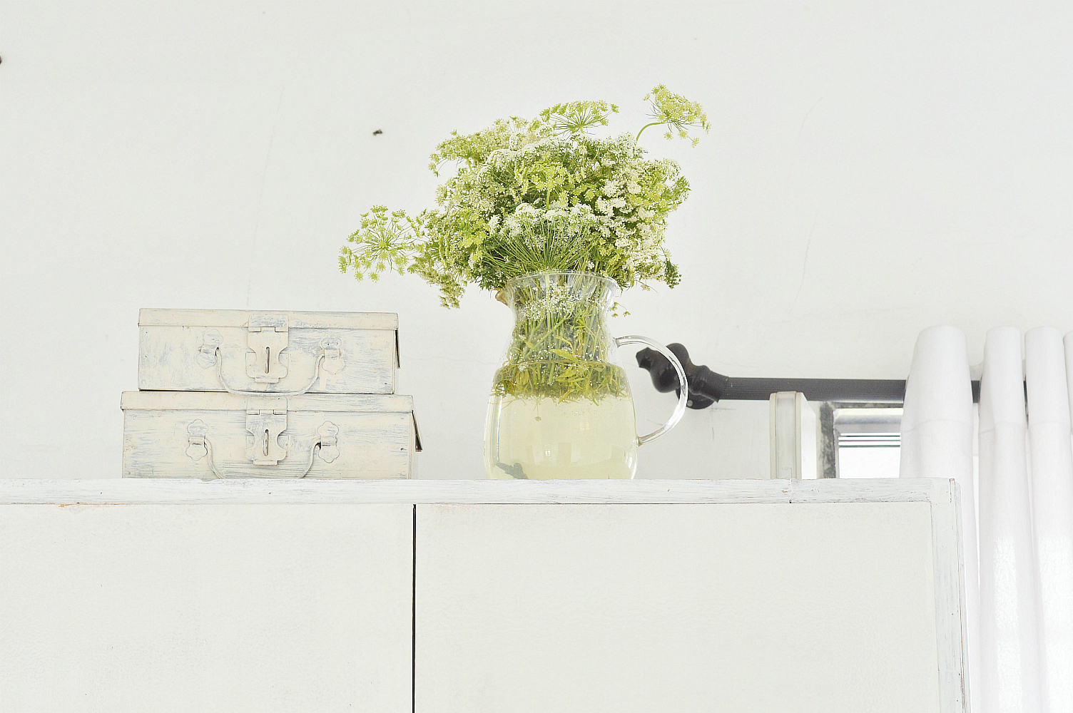 How To paint laminate furniture